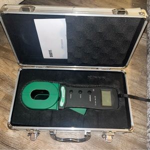 Clamp on ground resistance tester. protective carrying case w calibration sq